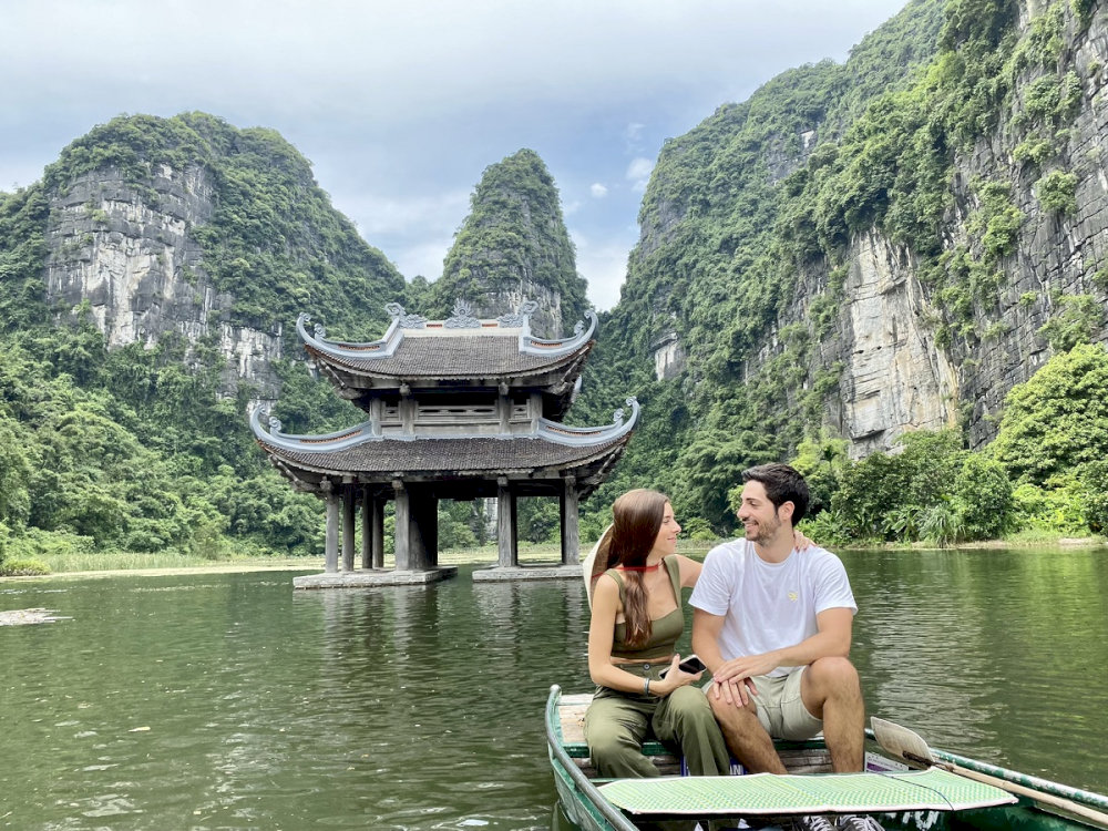 Thuy Dinh Pavilion and Phoenix Mountain are a stunning photo spot, best captured while sitting on the boat